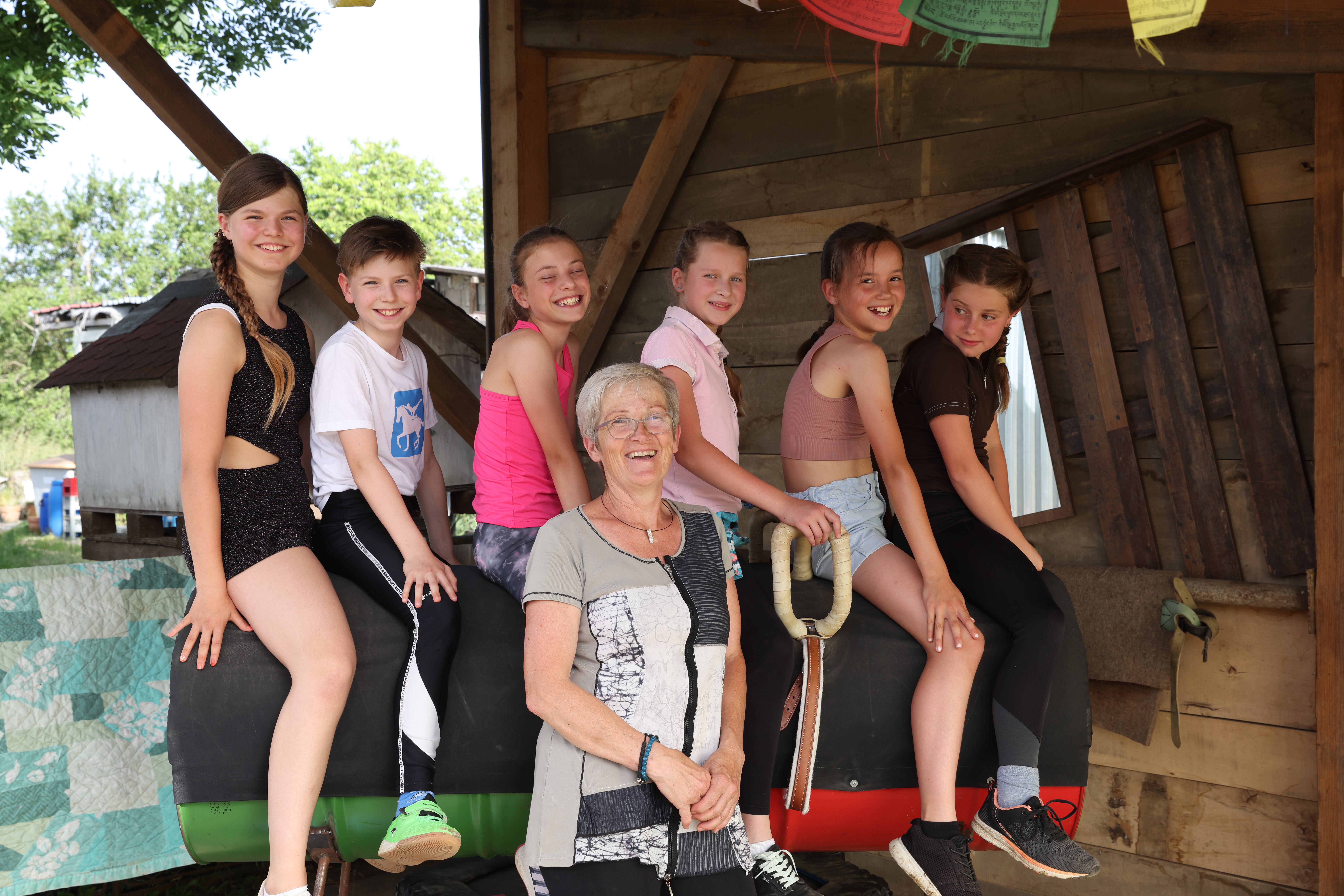 Jacqueline avec les enfants de Jura Voltige